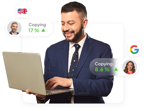 Broker sonriente usando laptop mientras analiza el rendimiento de copy trading y estadísticas en vivo.
