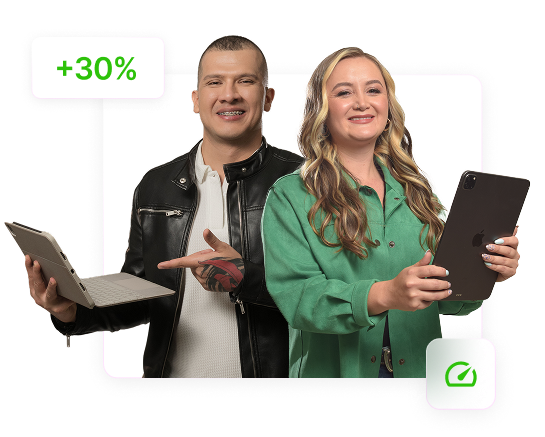 Dos brokers sonrientes con tablets y aumento del 30 %, mostrando éxito y operaciones digitales online.